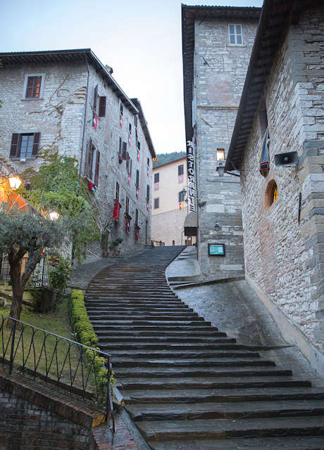 Die Stufen, die zur Piazza Grande hinauf fhren
