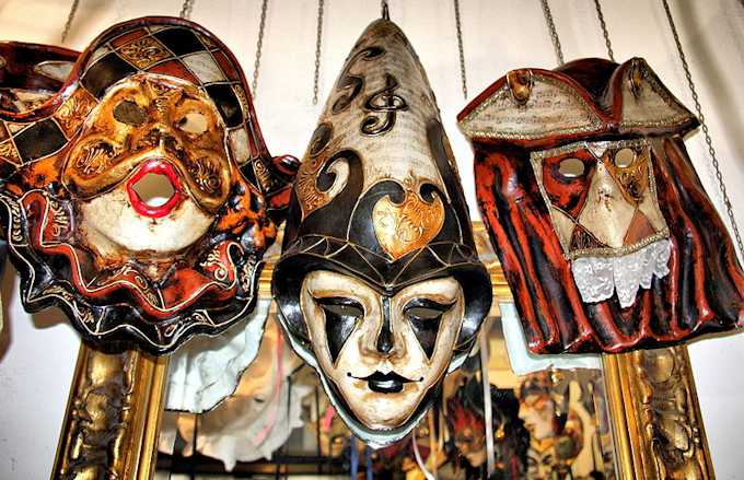 Karnevalsmasken im Schaufenster eines Geschfts in Venedig
