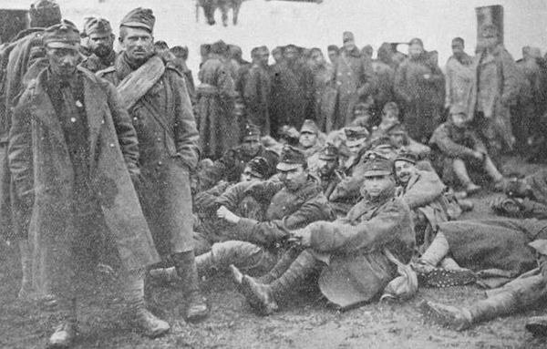 sterreichische Soldaten in einem italienischen Gefangenenlager