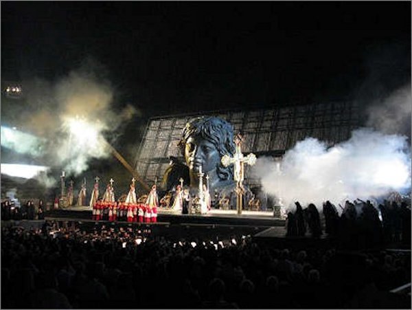 Eine Auffhrung der 'Tosca' in der Arena von Verona