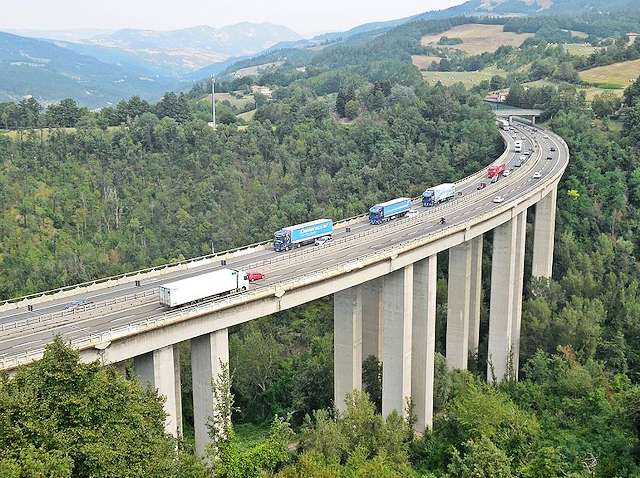 Die 'Autostrada del sole' (A1) in Mittelitalien