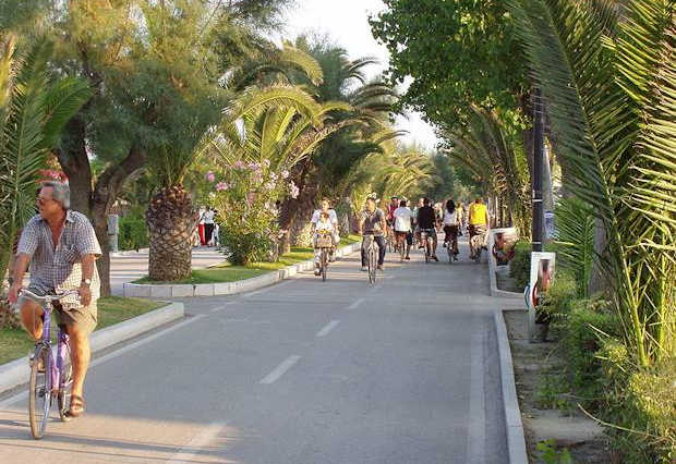 Die Fahrrad-Strandpromenade in Alba Adriatica