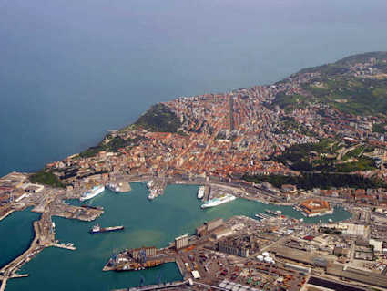 Panoramabild der Hafenstadt Ancona