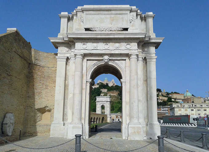 Der Triumphbogen des Papstes Clemens (Arco di Clemtino), dahinter der Traiansbogen (Arco di Traiano)