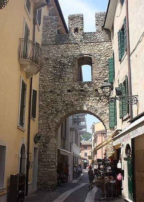 Das Stadttor Porta San Giovanni von Bardolino