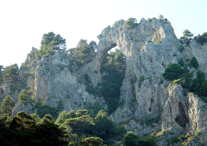 Der Arco Naturale, ein Natursteinbogen an der Ostküste Capris