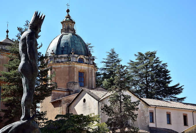 Die Kirche San Domenico und die Statue von Alarich I
