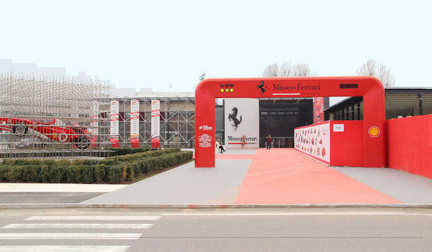 Der Eingang zum Ferrari-Museum in Maranello