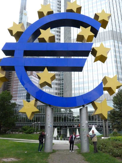 Das Euro-Symbol vor dem ehemaligen Hauptsitz der Europäischen Zentralbank in Frankfurt