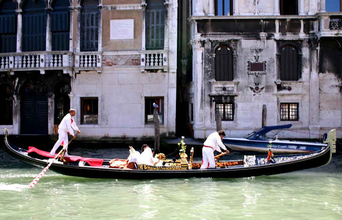 Ein Brautpaar bei einer Gondelfahrt in Venedig