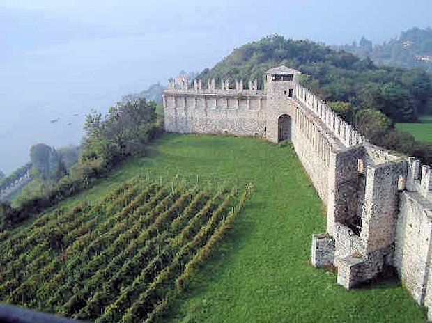 Die Burg Rocca di Angera