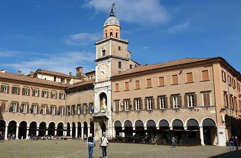 "Piazza Grande", der Hauptplatz von Modena mit dem Rathaus