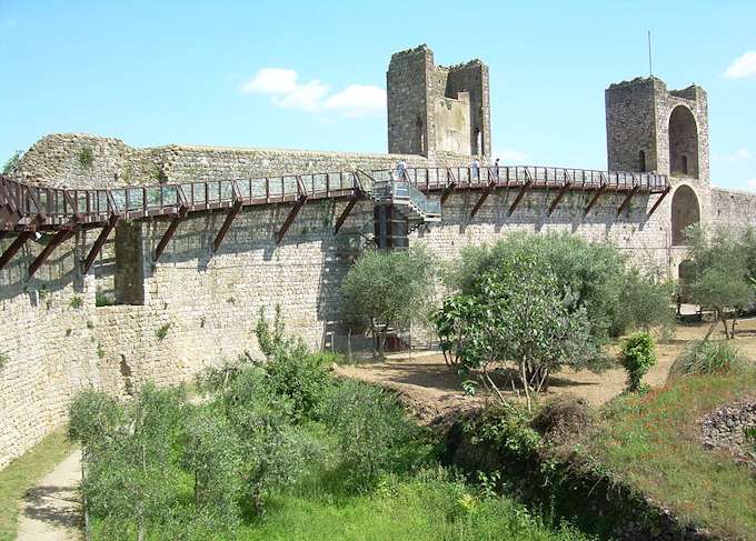 Die Stadtmauer und der Wehrgang von Monteriggioni