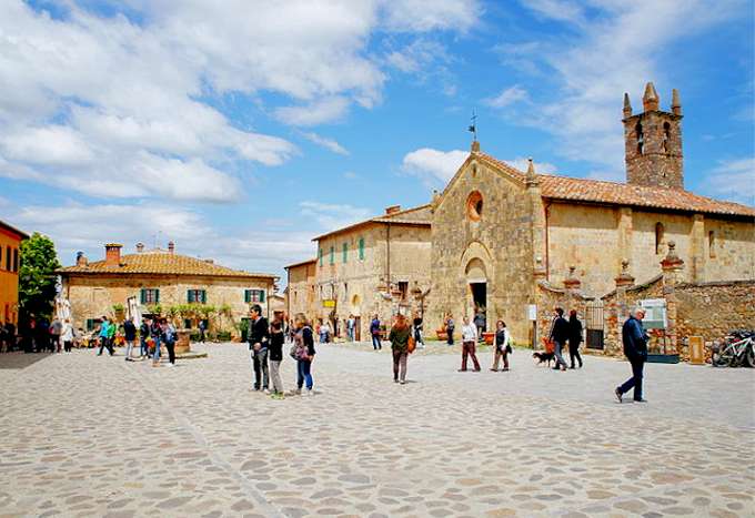 Der Hauptplatz der Altstadt von Monteriggioni