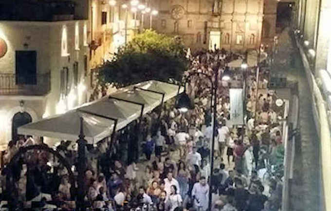 Abendliches Dolce vita in Matera (Basilikata)