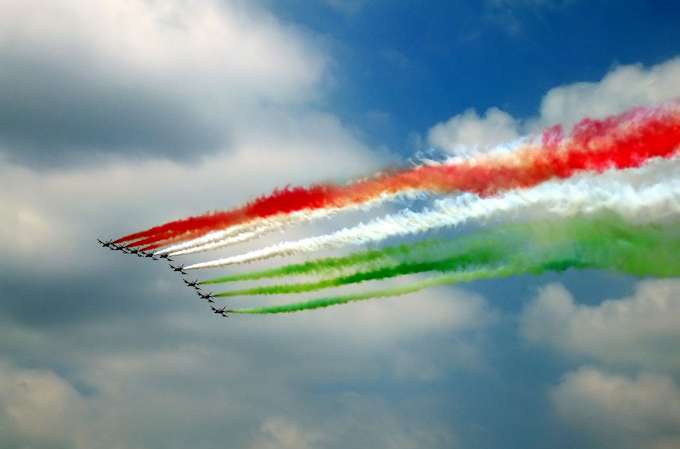 Die italienische Kunstflugstaffel "Frecce Tricolori" überfliegt Rom