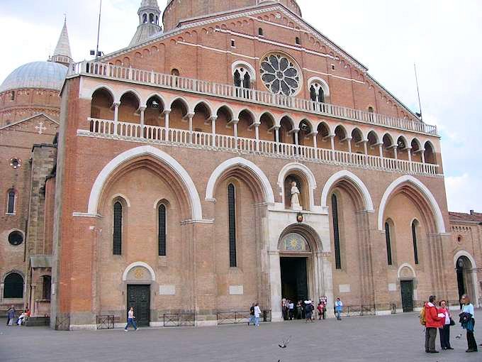 Padua - die Hauptfassade der Basilika