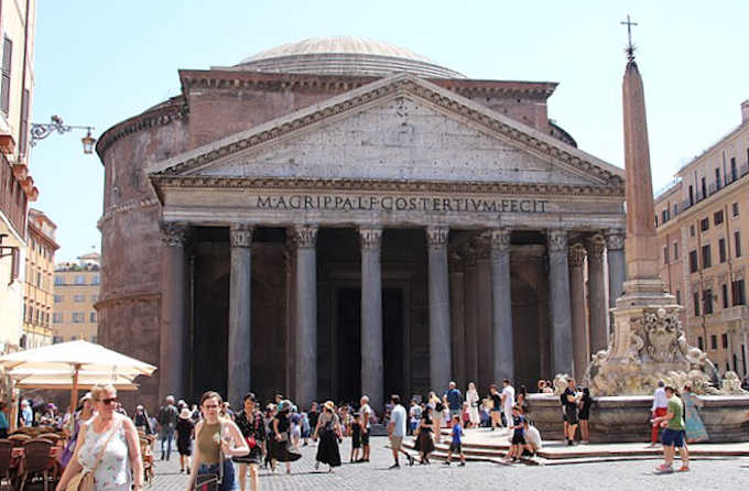 Die Frontansicht des Pantheon