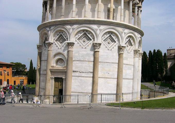 Der schiefe Turm von Pisa - die Basis