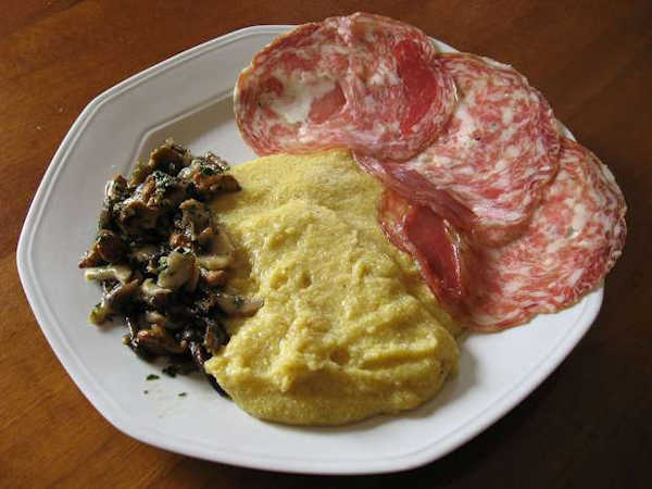 Die klassische Polenta, hier mit Pilzen und Sopressa