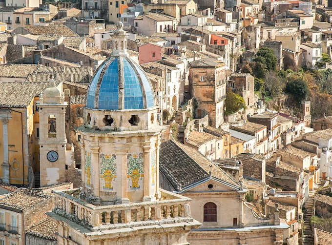 Die Kuppel des Glockenturms der Kirche Santa Maria dell'Itria