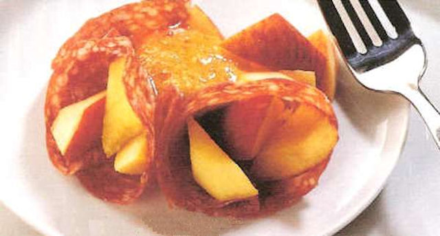 Salami-Hütchen mit Pfirsich