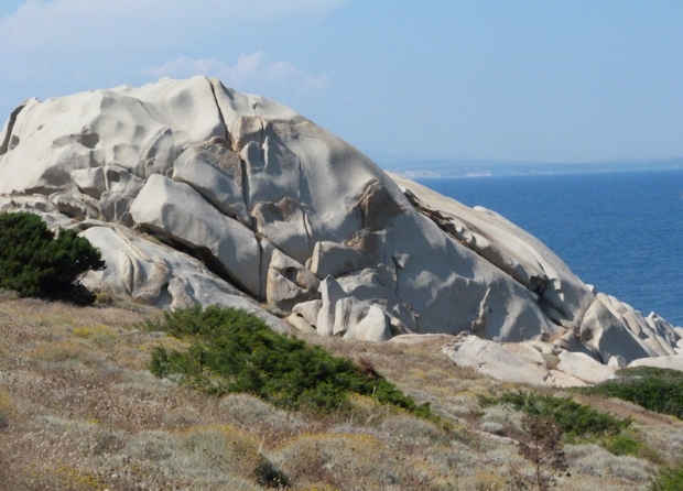 Bizarre Felsformationen an der Nordküste Sardiniens