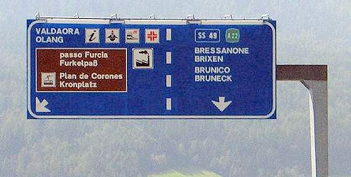Zweisprachige Straßenschilder in Südtirol