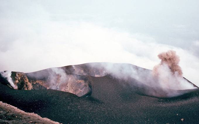 Die Krater des Stromboli bei Tag