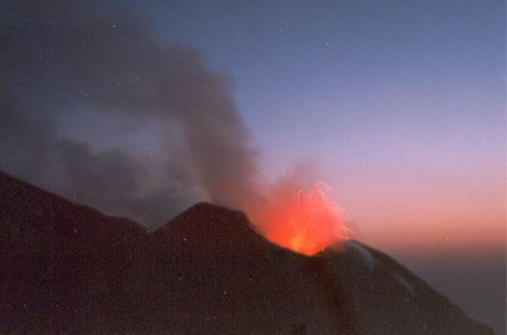 Die Krater des Stromboli bei Nacht