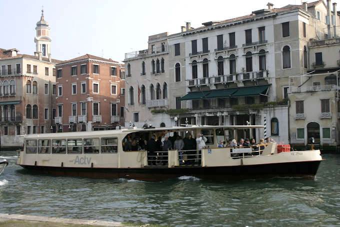 Ein Vaporetto auf dem Canale Grande