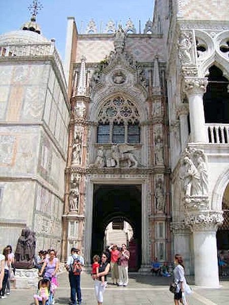 Venedig - Markusplatz - Der Eingang zum Dogenpalast (Porta della Carta)