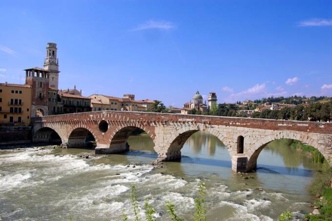 Die Fußgängerbrücke 'Ponte Pietra' aus der Römerzeit