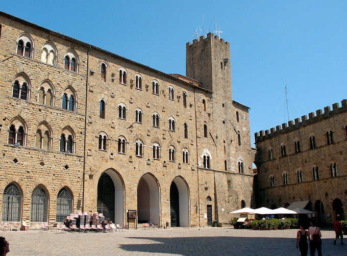 Die Piazza dei Priori, der Hauptplatz von Volterra